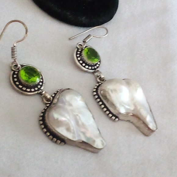 Vintage natural baroque pearl and peridot dangles 🤗 - Picture 2 of 6